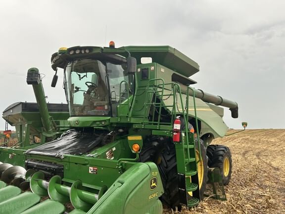 2015 John Deere S670 Equipment Image0