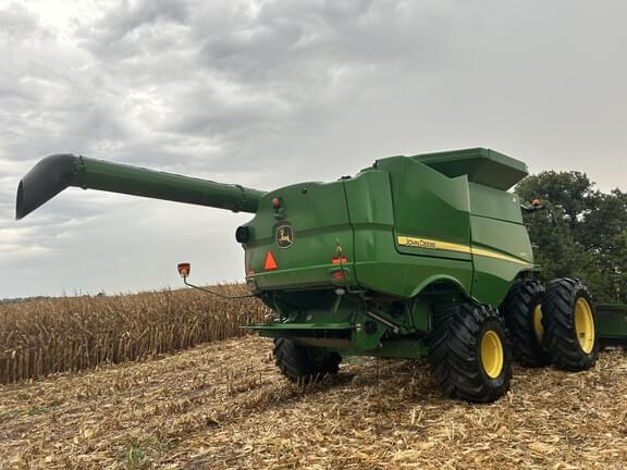 Image of John Deere S670 equipment image 2