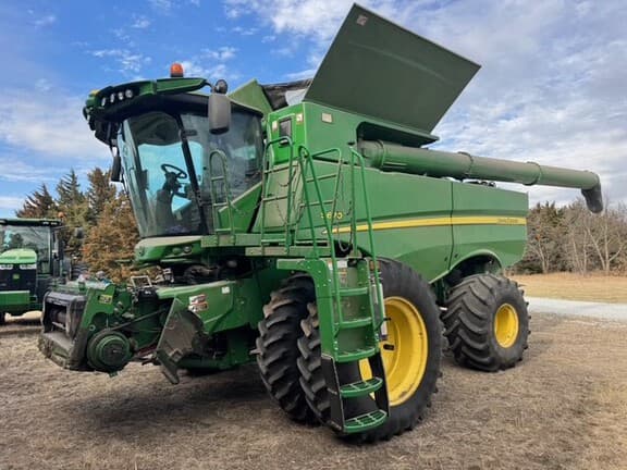 Image of John Deere S670 equipment image 2