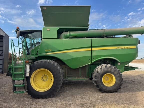 Image of John Deere S670 equipment image 4