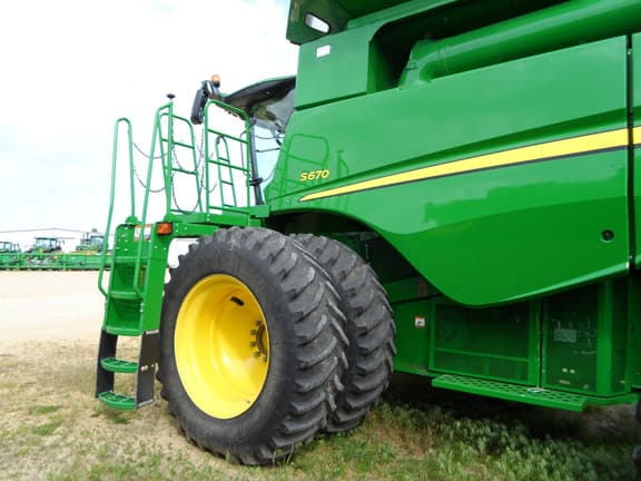 Image of John Deere S670 equipment image 4