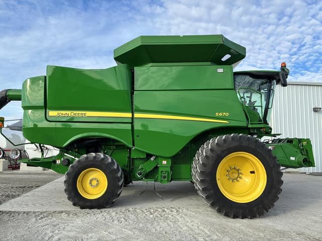 Image of John Deere S670 equipment image 2