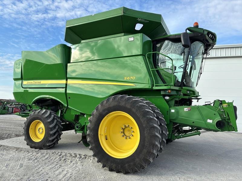 2015 John Deere S670 Equipment Image0