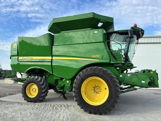 Image of John Deere S670 equipment image 1