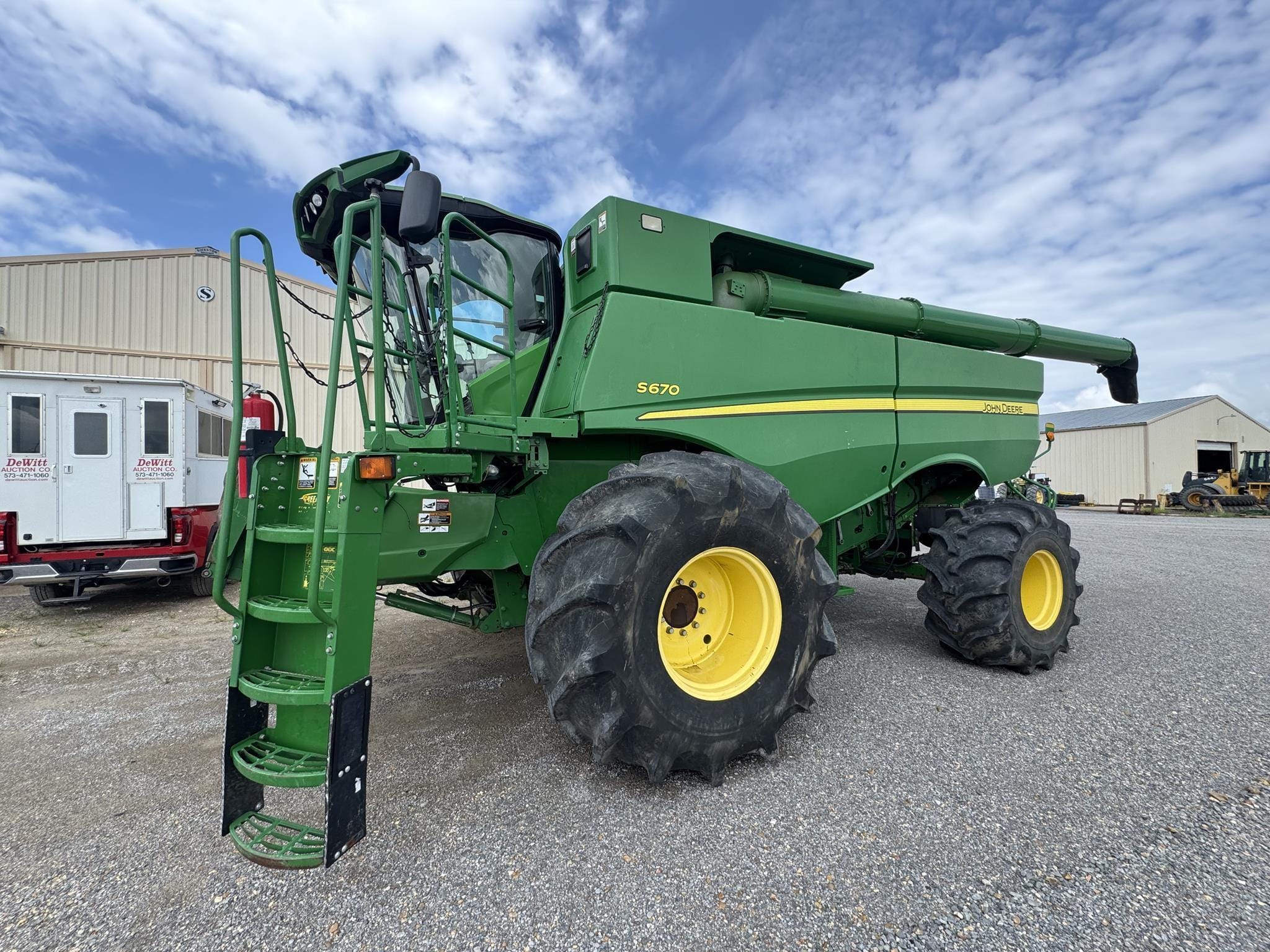 2015 John Deere S670 Equipment Image0