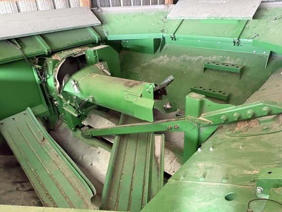 Image of John Deere S670 equipment image 4
