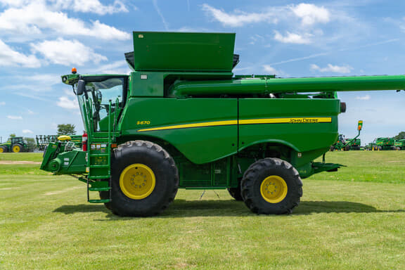 Image of John Deere S670 equipment image 1