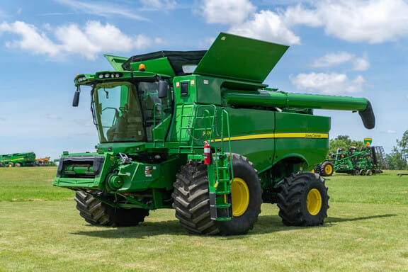 2015 John Deere S670 Equipment Image0