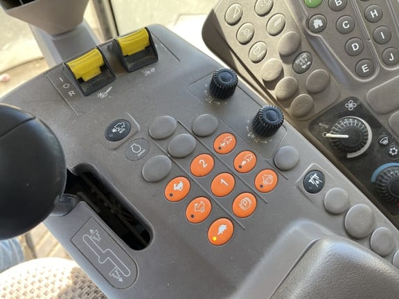 2015 John Deere S670 Equipment Image0