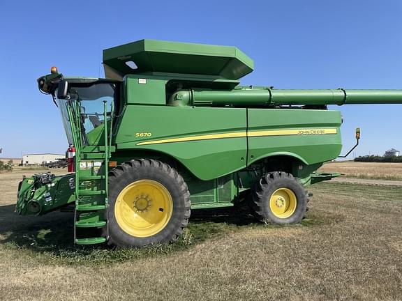 Image of John Deere S670 equipment image 1