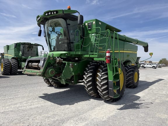 2015 John Deere S670 Equipment Image0