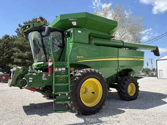 Image of John Deere S670 equipment image 1