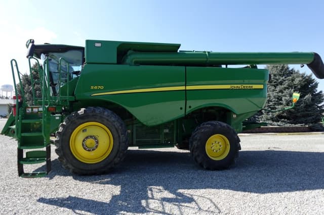 Image of John Deere S670 equipment image 1
