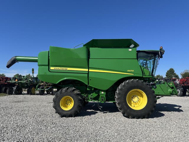 Image of John Deere S670 equipment image 1
