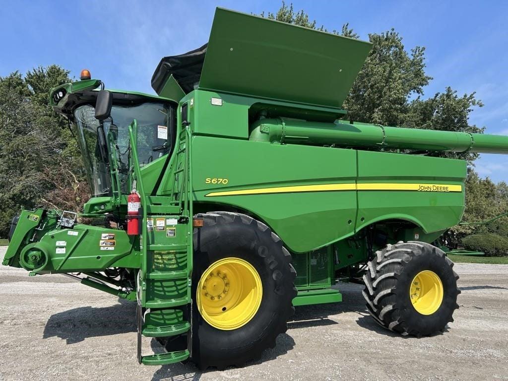 2015 John Deere S670 Equipment Image0