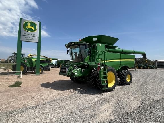 Image of John Deere S680 equipment image 1