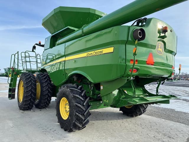 Image of John Deere S680 equipment image 4