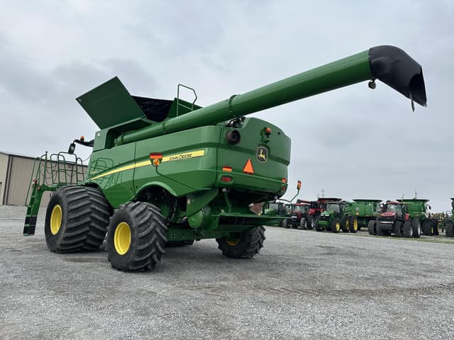 Image of John Deere S680 equipment image 4