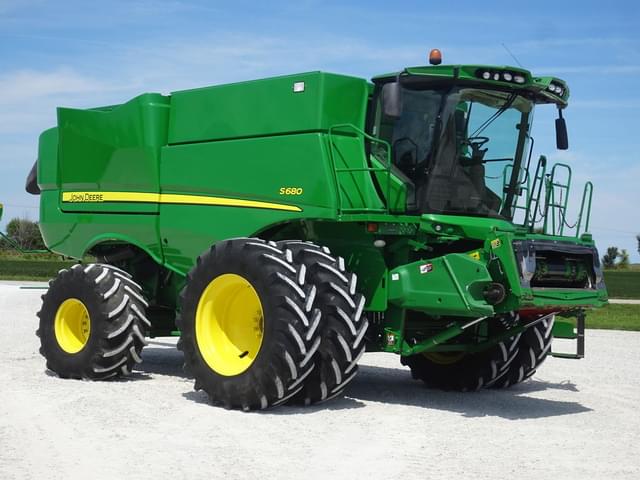 Image of John Deere S680 equipment image 1