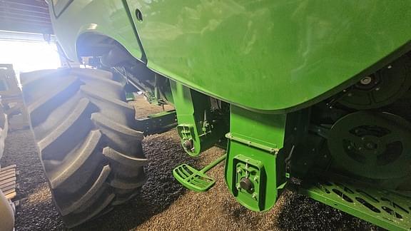 Image of John Deere S680 equipment image 2