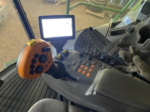 Image of John Deere S680 equipment image 4