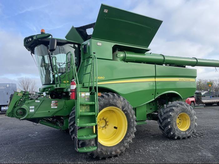 2015 John Deere S680 Equipment Image0