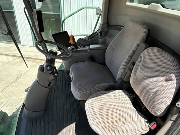 Image of John Deere S680 equipment image 1