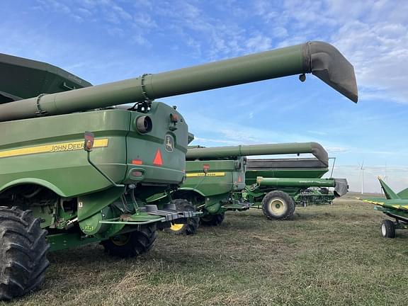 Image of John Deere S680 equipment image 1