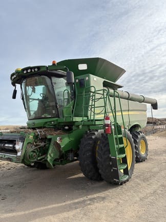 2015 John Deere S680 Equipment Image0