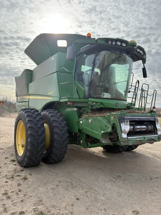 Image of John Deere S680 equipment image 1
