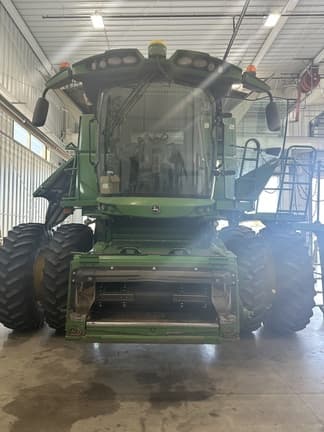 Image of John Deere S680 Image 0