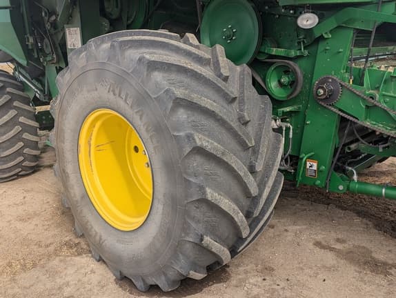 Image of John Deere S680 equipment image 4