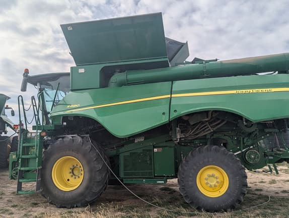 Image of John Deere S680 equipment image 3