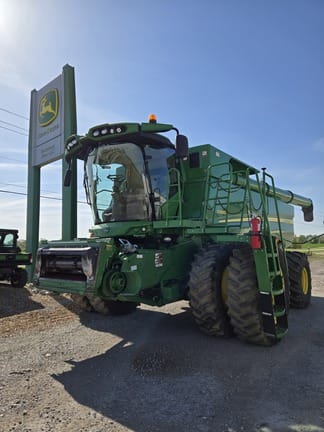 2015 John Deere S680 Equipment Image0