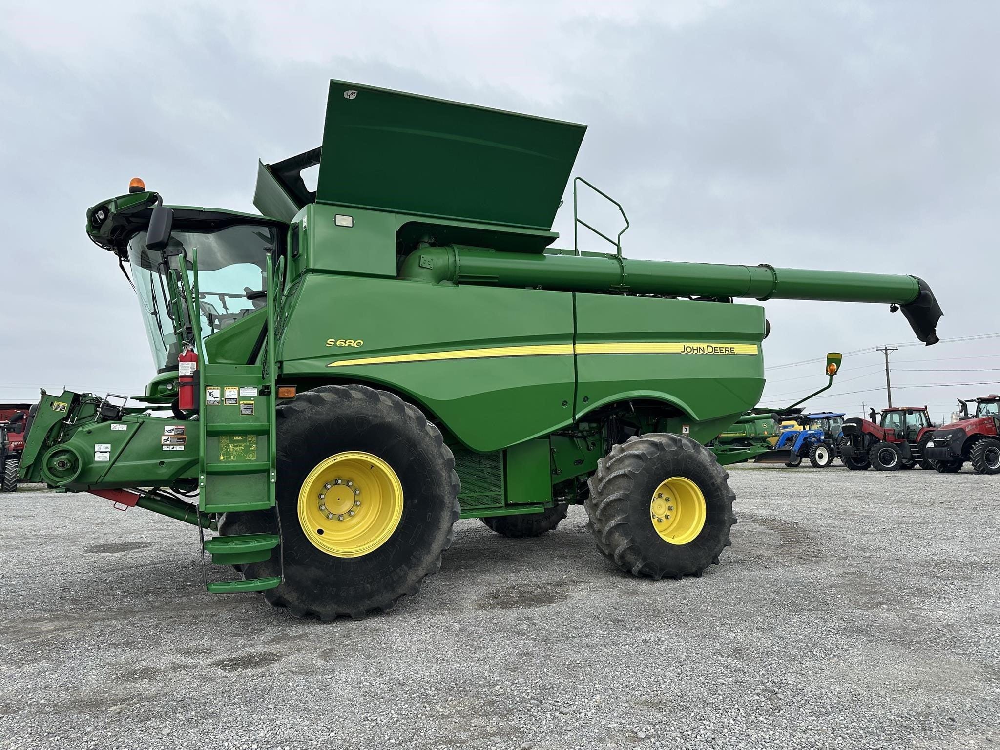 2015 John Deere S680 Equipment Image0
