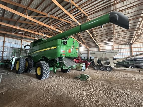 Image of John Deere S680 equipment image 4