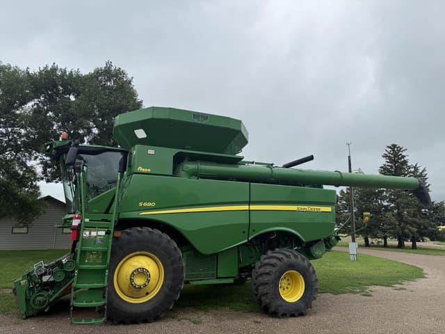 Image of John Deere S680 equipment image 1