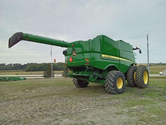 Image of John Deere S680 equipment image 4