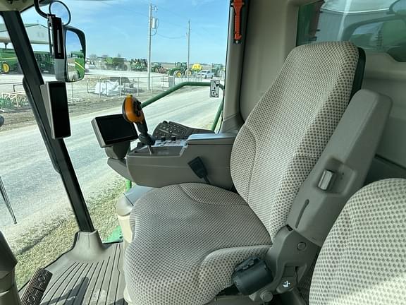 Image of John Deere S680 equipment image 1