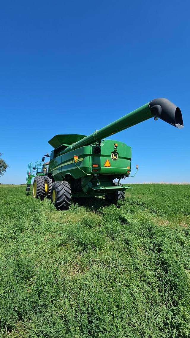 Image of John Deere S680 equipment image 4