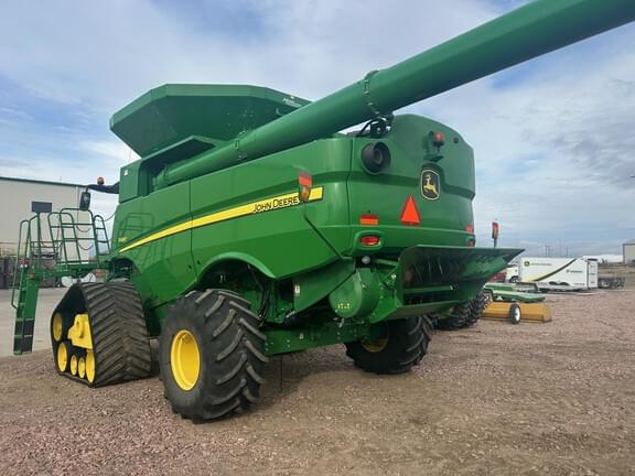 Image of John Deere S680 equipment image 4