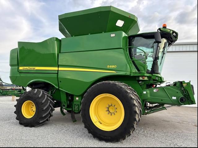 Image of John Deere S680 equipment image 1