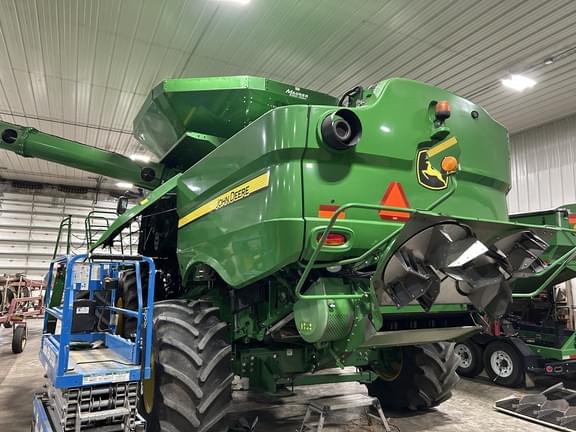 Image of John Deere S680 equipment image 4
