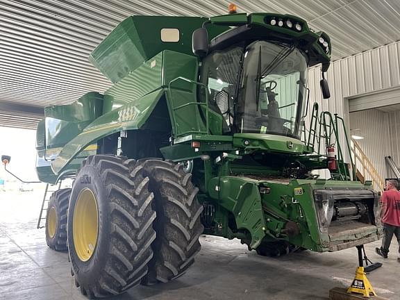 Image of John Deere S680 equipment image 1