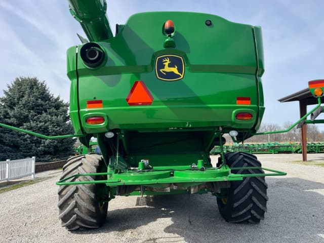 Image of John Deere S680 equipment image 4