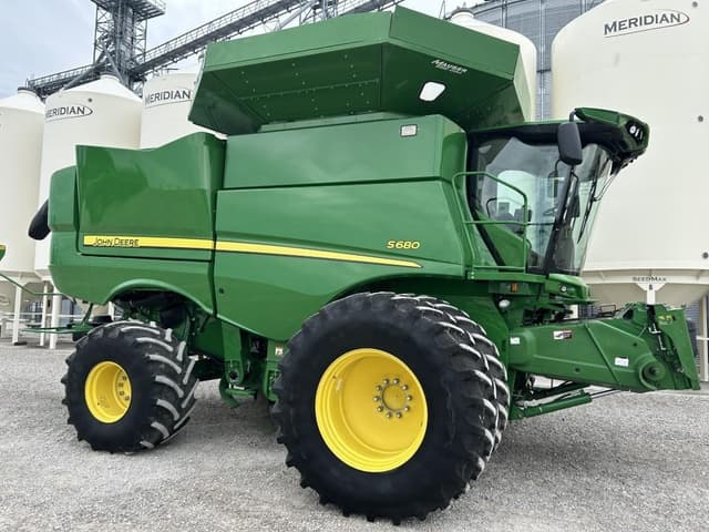 Image of John Deere S680 equipment image 1