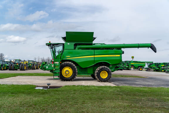 Image of John Deere S680 equipment image 1
