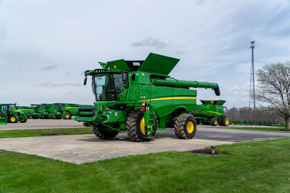2015 John Deere S680 Equipment Image0