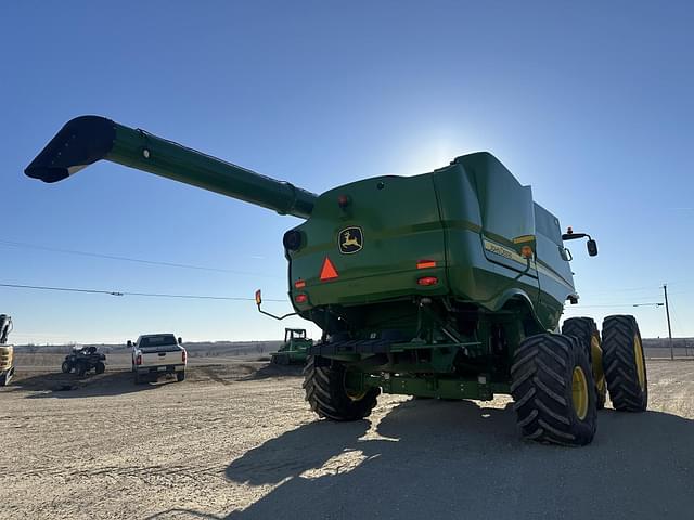 Image of John Deere S680 equipment image 2