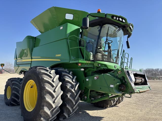 Image of John Deere S680 equipment image 2